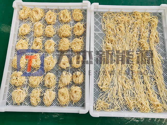 阜陽麵條烘幹機烘幹盤麵現場