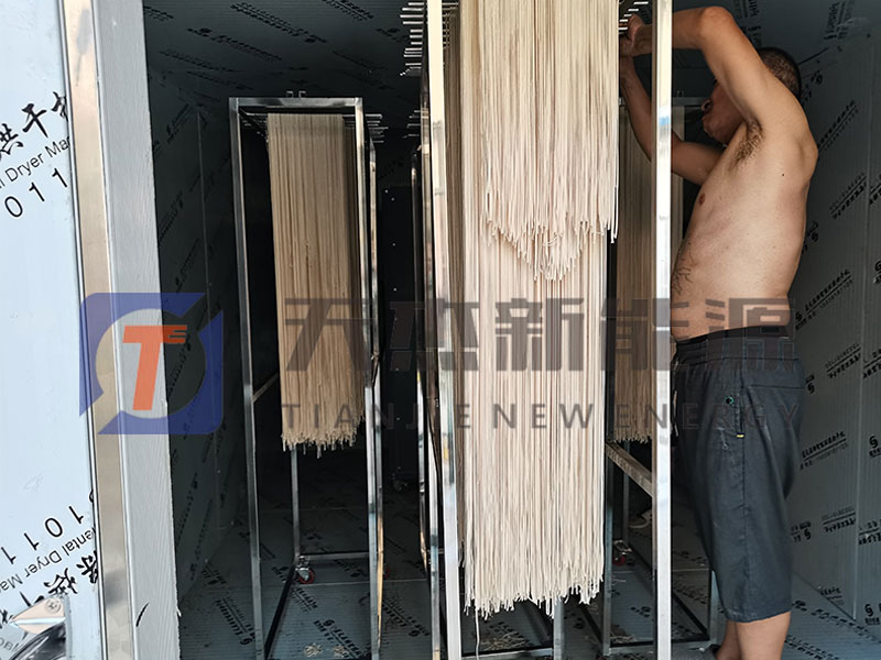 許昌掛（guà）麵烘幹機客戶現場指導操作